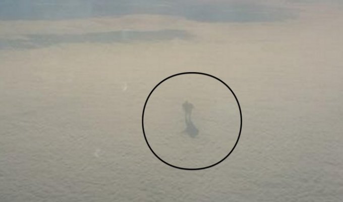 Пассажир самолета сфотографировал загадочное нечто, гуляющее по облакам (5 фото)