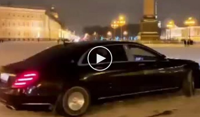Молодой парень ударил арендный майбах в Санкт-Петербурге