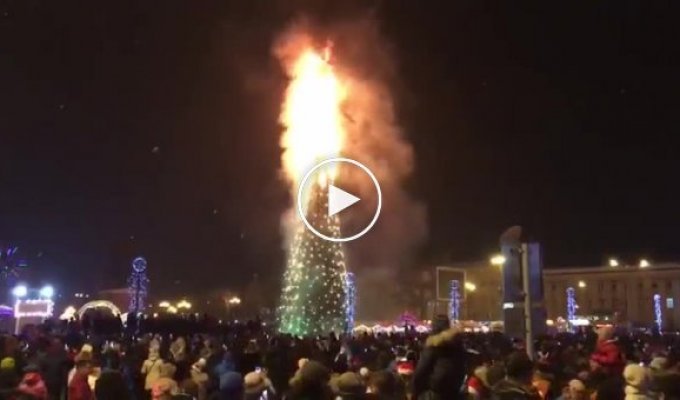 В новогоднюю ночь в Южно-Сахалинске сгорела главная елка города