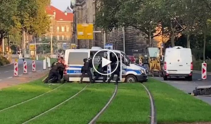 В Дрездене полицейский автомобиль не смог преодолеть трамвайные пути
