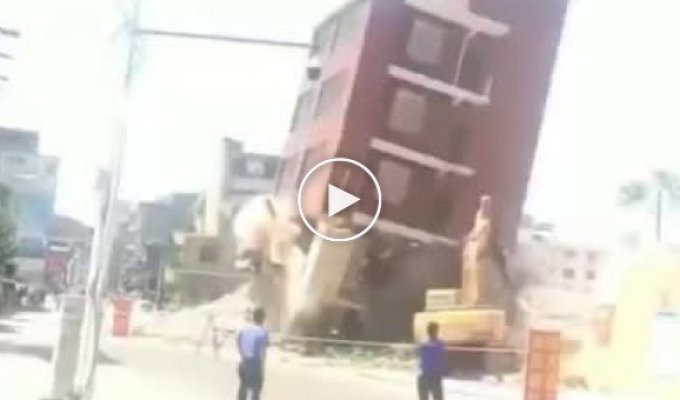 Здание рухнуло на экскаватор в Китае