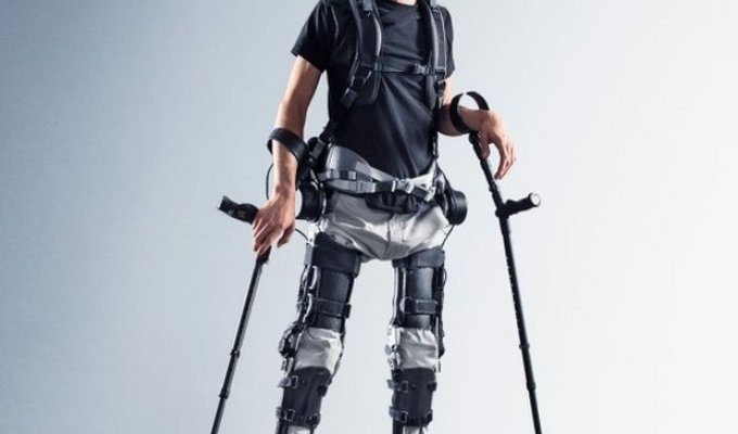 Американцы создали новый экзоскелет, позволяющий ходить людям с парализованными ногами (4 фото)