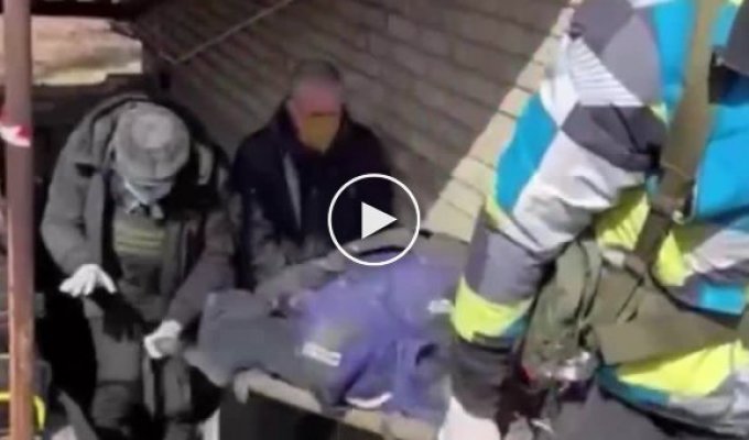 На видео - вынос тел украинцев, замученных российскими ублюдками из пыточного подвала