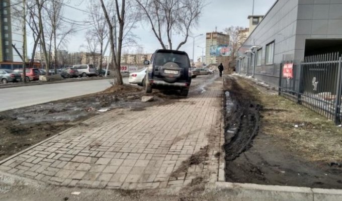 Автомобилисты Екатеринбурга, которым плевать на правила парковки (32 фото)