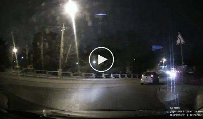 Водитель ВАЗа обесточил фонарный столб в Братске