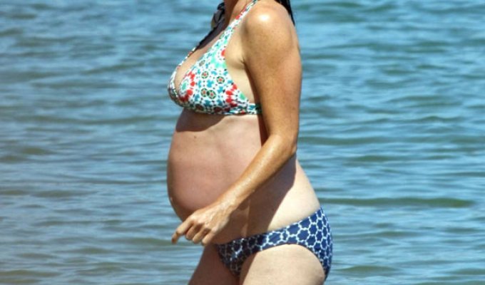 Беременная актриса Minnie Driver в бикини (9 фото)
