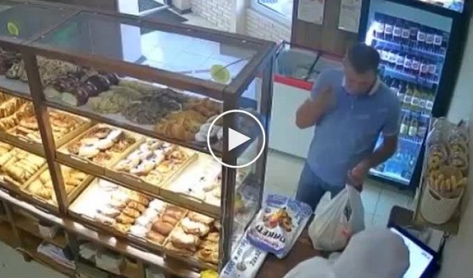 В Краснодаре мужчина зашел купить себе булочек, а ушел с коробкой для пожертвований