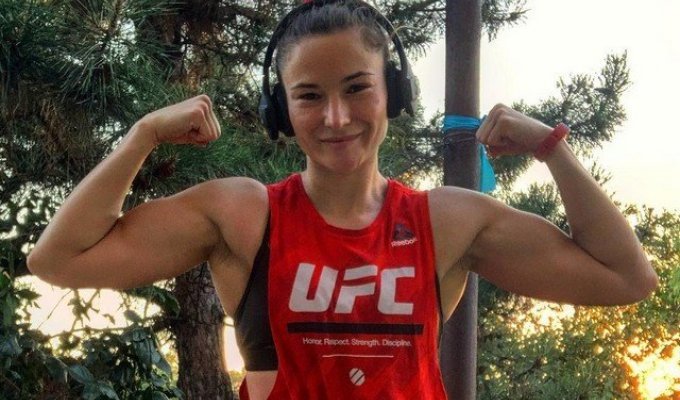 Украинская девушка-боец UFC Марина Мороз не боится откровенных фото (15 фото)