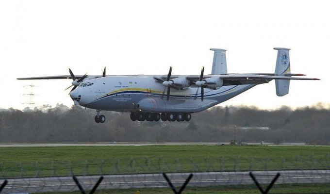 Ан-22 "Антей" собрал зевак в аэропорту Манчестера (4 фото + 1 видео)