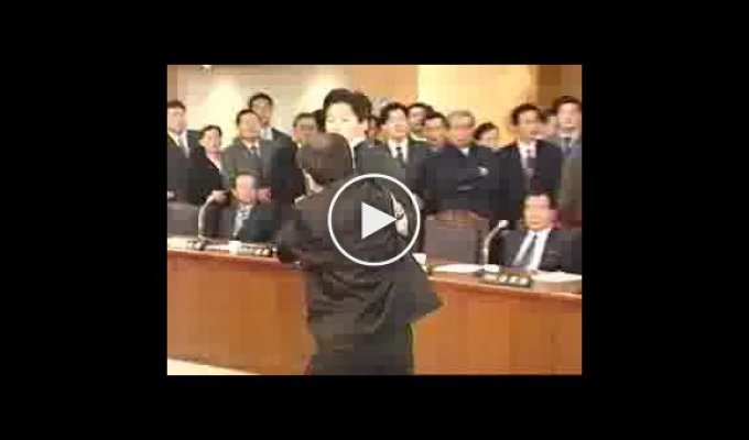 Мастер Кунг-Фу в Японском парламенте
