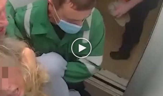 Санитары психбольницы жестоко избили пациентку в лифте