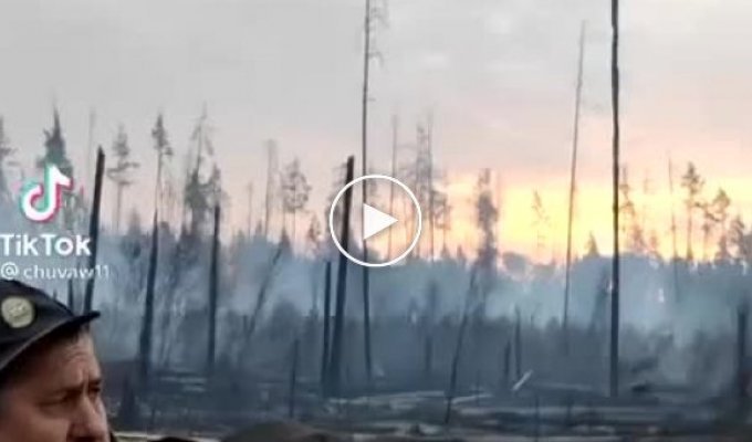 Работники МЧС возвращаются после тушения пожаров в Якутии