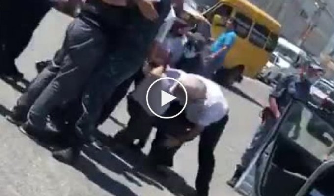 Жители Дагестана вышли на протест и заставили полицейских извиниться за грубое задержание пенсионера