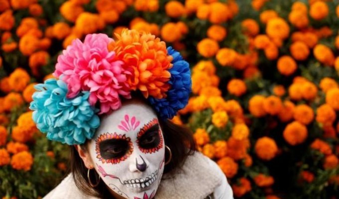 Карнавал с шествием скелетов, посвященный Дню мёртвых в Мексике (15 фото)