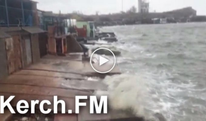 В Крыму шторм прибил к гаражам трубы, которые защищали строительство Керченского моста
