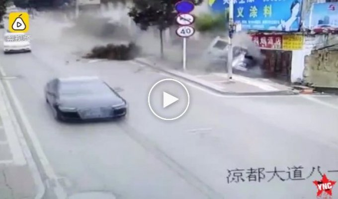 Водитель грузовика снес два дерева и прочесал улицу в Гуйчжоу Любаньшуй