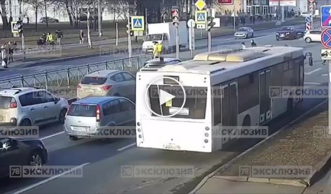 В Петербурге пешеход серьезно пострадал из-за необдуманного маневра автомобилиста