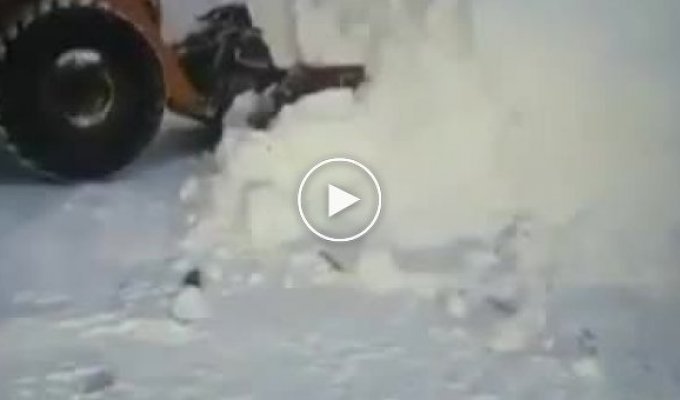 Припаркованные «подснежники» коммунальщики в Норильске откапывают из-под снега автомобили