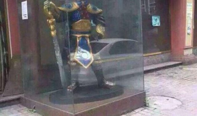 В Китае пенсионерка помолилась перед статуей героя компьютерной игры (4 фото)
