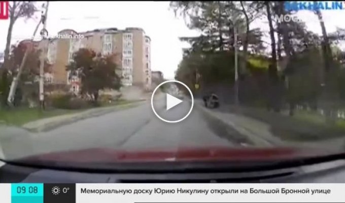 В Южно-Сахалинске что-то пошло не так, точнее - на дорогу рухнула стена