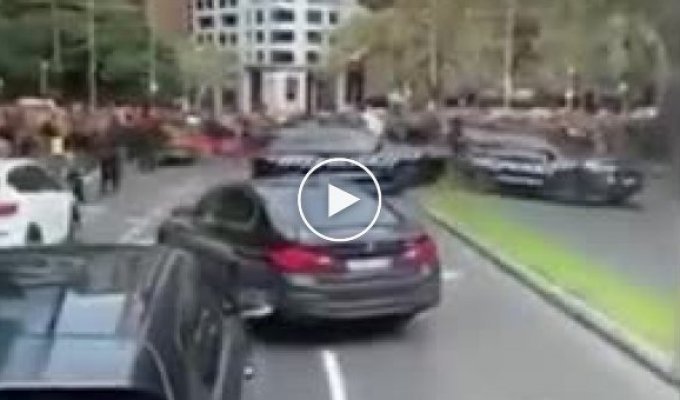 В Мельбурне (Австралия) протестующие набросились на полицейские машины