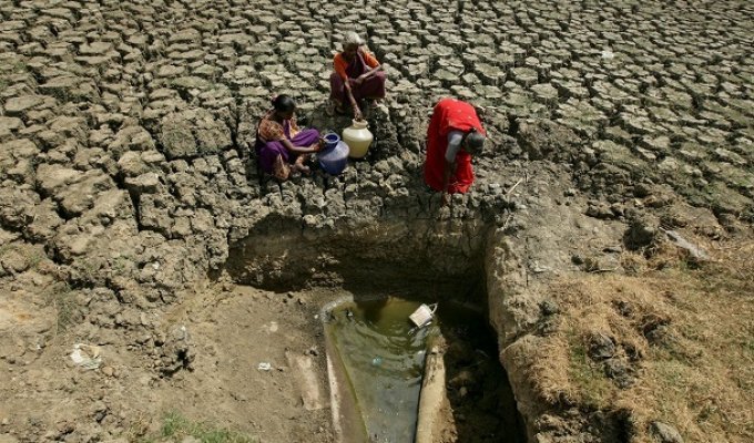 В 9-миллионном индийском городе Ченнаи закончилась вода (4 фото)