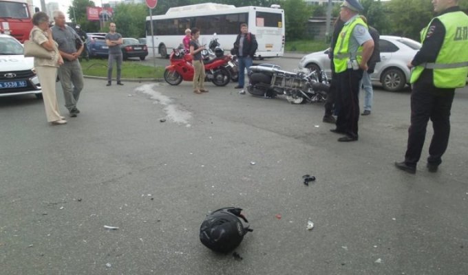 Мотоциклист погиб из-за глупого маневра автомобилиста (9 фото + 4 видео)