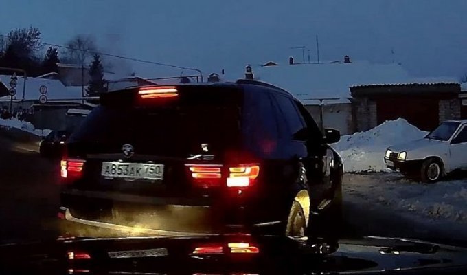 В Саратове конфликт на дороге закончился опрокидыванием одного из автомобилей (5 фото + 1 видео)