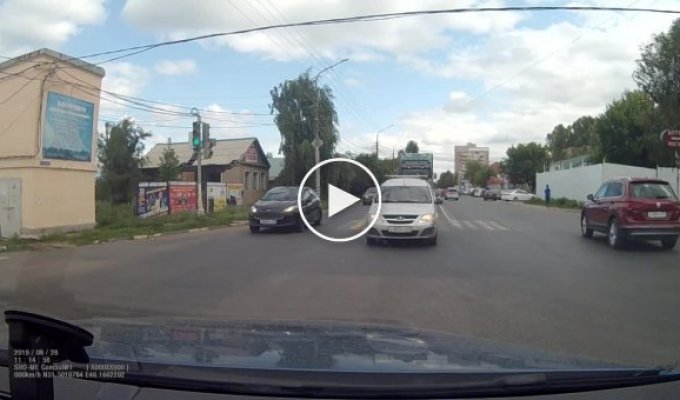 Наказал за проезд на красный свет ДТП в Саратовской области