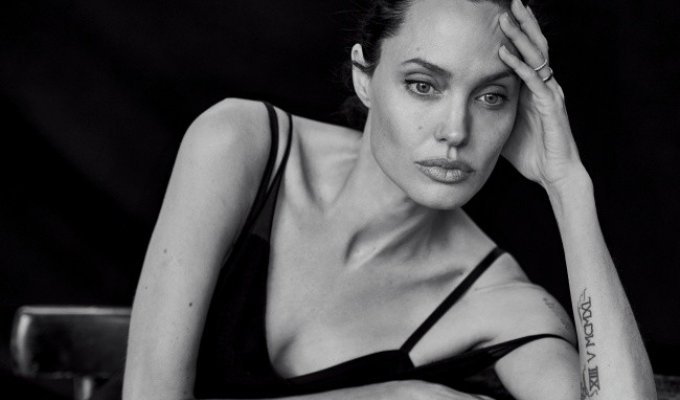 Роскошная Анджелина Джоли снялась в черно-белой фотосессии легендарного фотографа (8 фото)