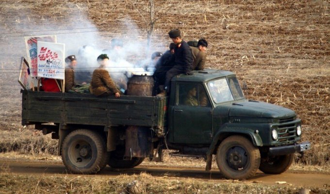 Машины на дровах — это не шутка. Это реалии Северной Кореи (7 фото)