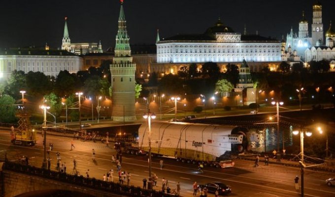 Перевозка космического челнока "Буран" по улицам Москвы (33 фото)