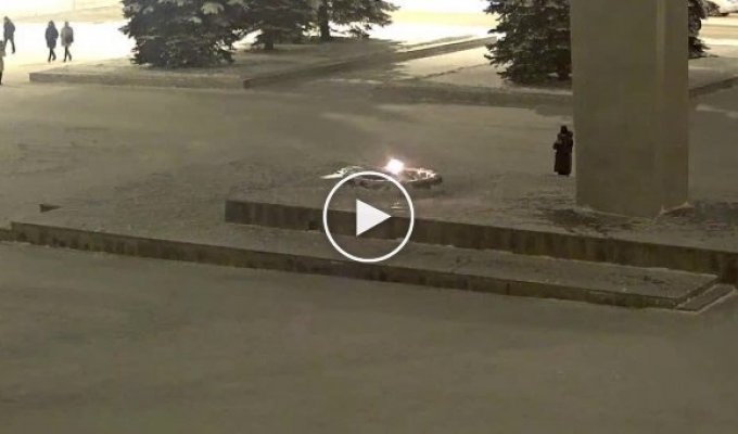 Ребенок затушил снежком Вечный огонь, и теперь его разыскивает полиция ёнок