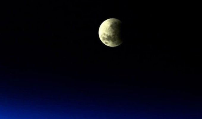 Самое долгое лунное затмение за последние 500 лет уже началось (2 фото + 2 видео)
