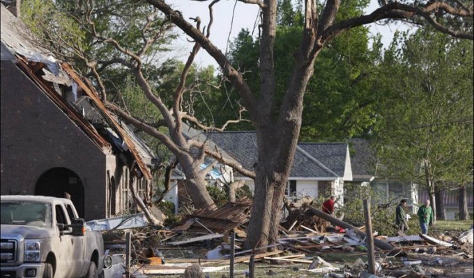 Последствия вчерашнего торнадо в Канзасе и Арканзасе (15 фото)