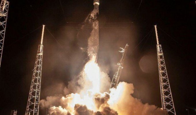 SpaceX успешно запустила в космос первые 60 спутников глобальной системы интернета Starlink (3 фото + 1 видео)