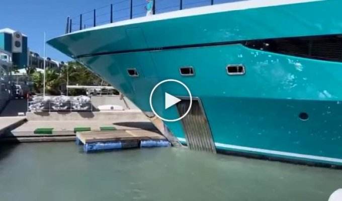 Роскошная яхта протаранила причал на острове Сен-Мартен