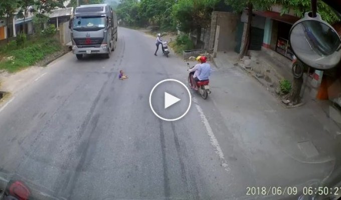 Малыш на трассе и внимательные водители грузовиков