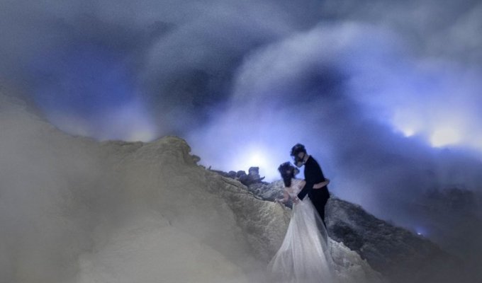 Пара устроила свадебную фотосессию внутри вулкана прямо напротив кислотного озера (4 фото)