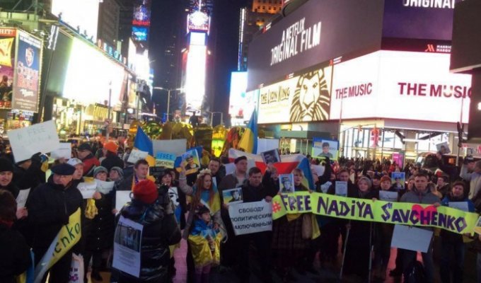 Украинцы в Нью-Йорке, призвали Путина забрать руки от Украины и освободить Савченко (6 фото)