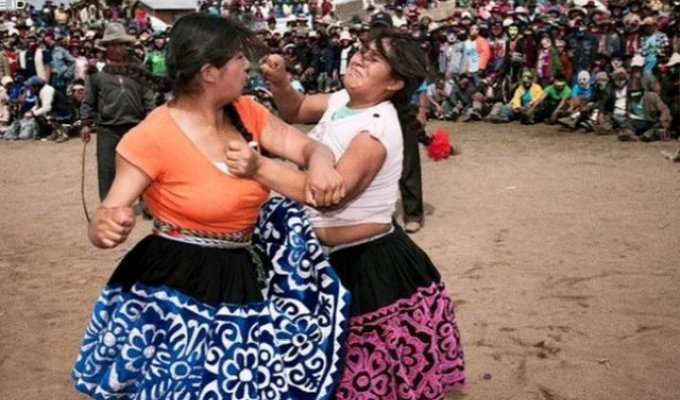 Таканакуй - веселый фестиваль в Перу, где люди могут легально подраться с человеком, который им не нравится (8 фото)