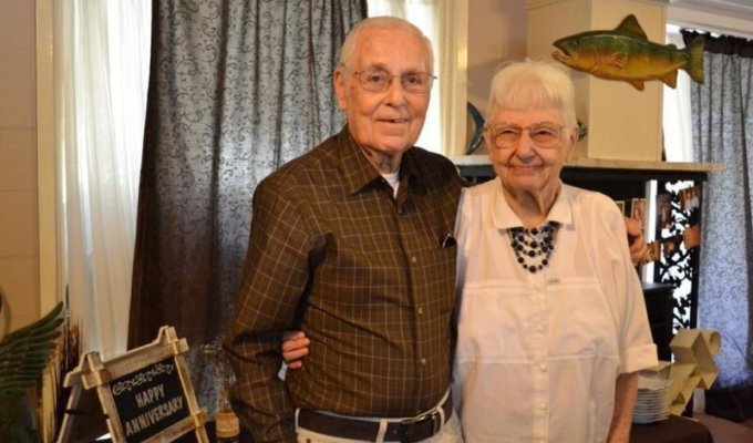 Супруги прожили вместе 62 года и умерли с разницей в 1,5 часа, взявшись за руки (3 фото)
