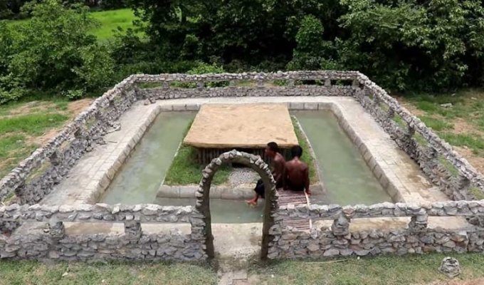 Мужчины выкопали бассейн и построили секретный подземный дом с помощью примитивных инструментов (5 фото + 1 видео)