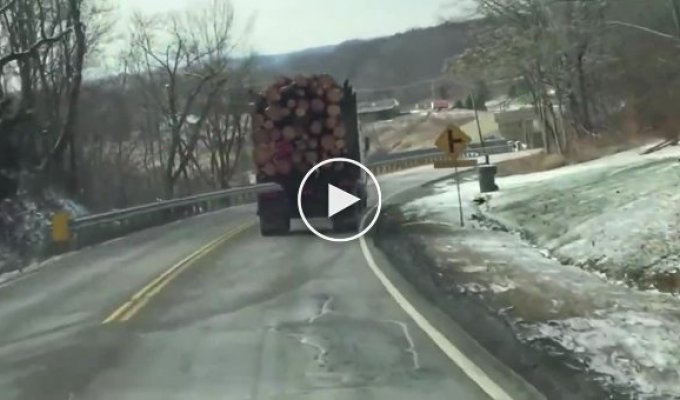 Неудачный поворот для водителя который перевозил дерево