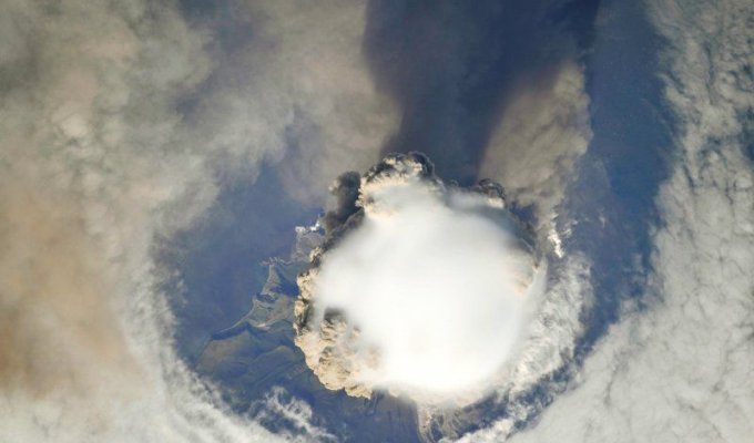 Извержение вулкана из космоса (7 фотографий)