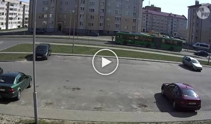 15-летний школьник выбежал на дорогу из-за автобуса, прямо под машину