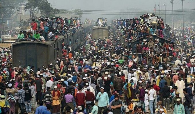 Куда миллионы бангладешцев едут верхом на поездах и кораблях (6 фото + 1 видео)