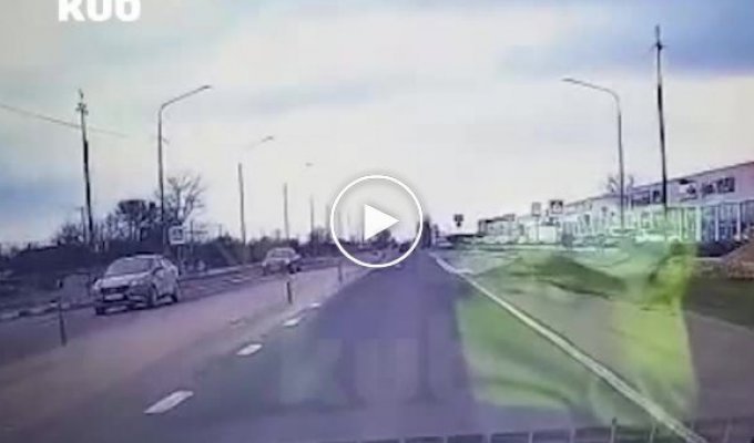 Жесткое видео из Темрюка Краснодарского края - водителя вышибло из окна автомобиля