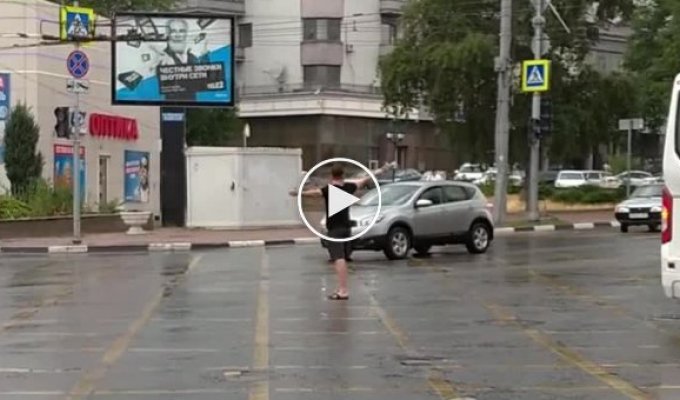 Ростовчанин регулировал движение при помощи зонта из-за сломавшегося светофора