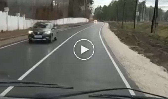 Бойся столба посреди дороги! В Татарстане дорожники уложили новый асфальт